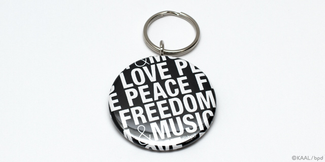 LOVE PEACE FREEDOM MUSIC タイポグラフィの缶キーホルダー