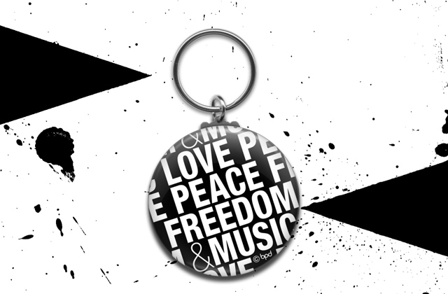 LOVE PEACE FREEDOM MUSIC タイポグラフィのキーホルダー