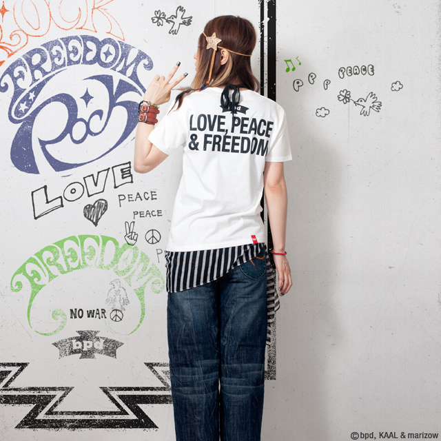 LOVE PEACE FREEDOM デザインTシャツ 女性モデル