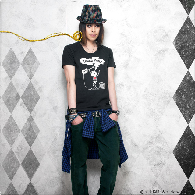 Guitar Legend ロックでかわいいガイコツ Tシャツ モデル写真