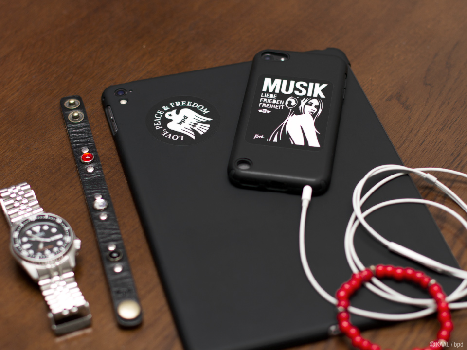 KAAL hand made レザーブレスレット and smartphone